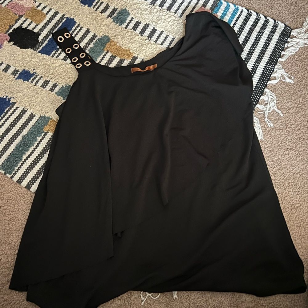 Belldini large black top‎